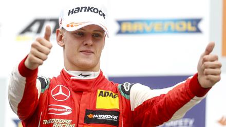 Daumen hoch. Mick Schumacher ist Formel-3-Champion.