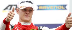 Daumen hoch. Mick Schumacher ist Formel-3-Champion.