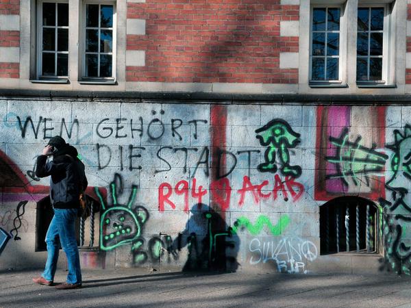 "Wem gehört die Stadt?", fragt ein Graffiti in Berlin-Kreuzberg.