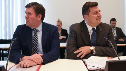 Innenstaatssekretär Torsten Akman (l.) und Innensenator Andreas Geisel (beide SPD) bei einer Sondersitzung des Innenausschusses des Berliner Abgeordnetenhauses.