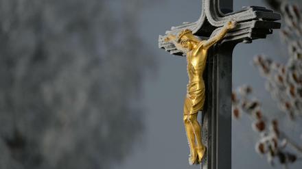 Frost überzieht ein Wegekreuz in der Nähe des Berges "Höchsten" in Baden-Württemberg.