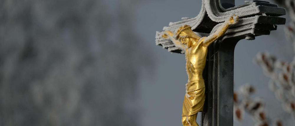 Frost überzieht ein Wegekreuz in der Nähe des Berges "Höchsten" in Baden-Württemberg.