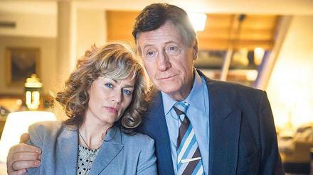 „Ich find’ das alles wirklisch sehr aufregend.“ Claudia (Gesine Cukrowski) und Jürgen Schneider (Reiner Schöne) im Genfer Hotelzimmer. 