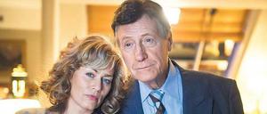 „Ich find’ das alles wirklisch sehr aufregend.“ Claudia (Gesine Cukrowski) und Jürgen Schneider (Reiner Schöne) im Genfer Hotelzimmer. 