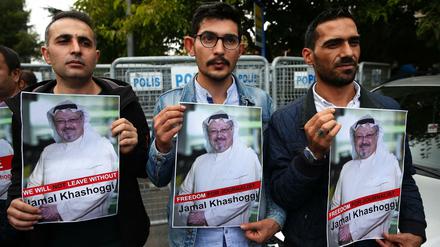 Journalisten halten Poster mit Fotos von Khashoggi bei einem Protest in der Nähe des Konsulats in Istanbul. 