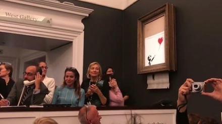 Während einer Auktion bei Sothebys zerstörte sich Banksys Bild "Girl with Balloon" plötzlich selbst.