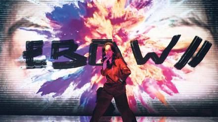 Die Rapperin Ebow in „Revolt. She said. Revolt again / Mar-a-Lago“ am Berliner Ensemble.
