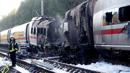 Völlig ausgebrannt: der Waggon des ICE.