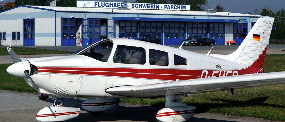 Ein Sportflugzeug steht auf dem Rollfeld des Flughafens Parchim (Symbolfoto).