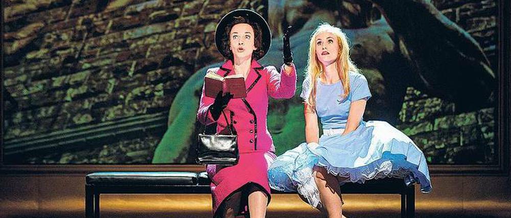 Keine klassischen Musicalthemen. Eine Mutter (Sarah Schütz) entlässt ihre geistig behinderte Tochter (Anna Preckeler) ins raue Leben.