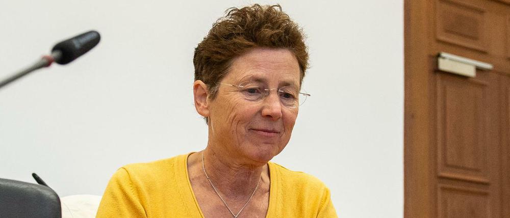 Die Gießener Ärztin Kristina Hänel sitzt vor Beginn des Berufungsprozesses im Gerichtssaal.