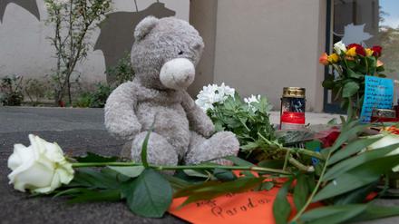 Blumen, Kerzen und Karten wurden vor einem Hochhaus an der Tiefenseer Straße im Märkischen Viertel abgelegt.