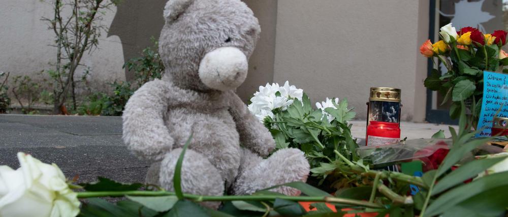 Blumen, Kerzen und Karten wurden vor einem Hochhaus an der Tiefenseer Straße im Märkischen Viertel abgelegt.