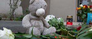 Blumen, Kerzen und Karten wurden vor einem Hochhaus an der Tiefenseer Straße im Märkischen Viertel abgelegt.