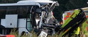 Ein deutscher Reisebus nach einem Unfall auf der Autobahn A2 im Kanton Tessin