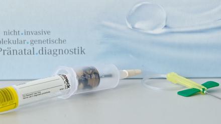 Mit einem Bluttest kann die DNA des Kindes untersucht werden.