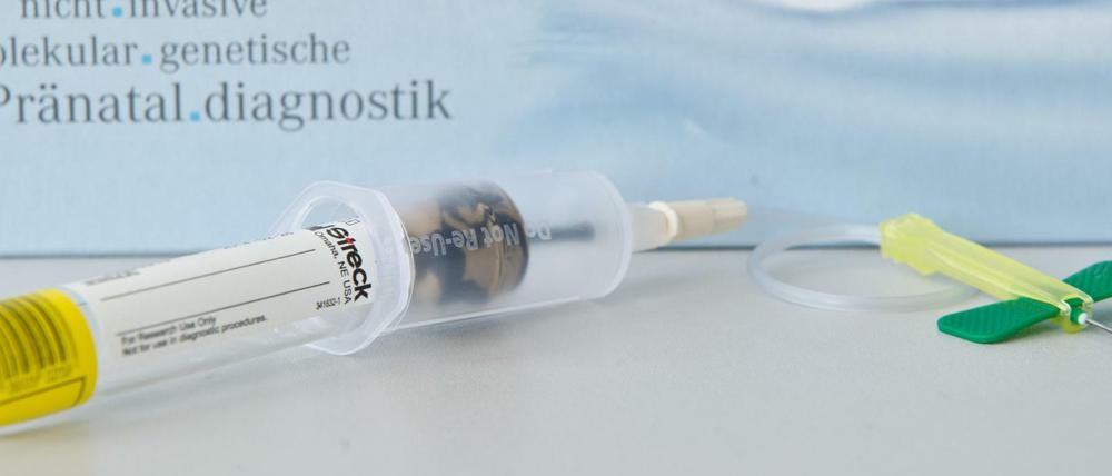 Mit einem Bluttest kann die DNA des Kindes untersucht werden.