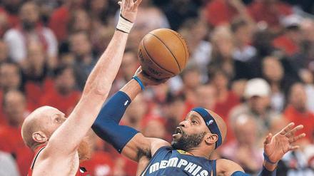 Reife Leistung. Vince Carter (r.), hier noch im Trikot der Memphis Grizzlies, punktet nun für die Atlanta Hawks. 