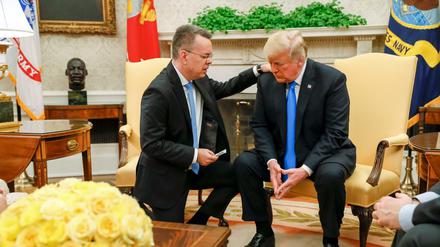 Beten für den Präsidenten: Pastor Andrew Brunson und Donald Trump im Weißen Haus 