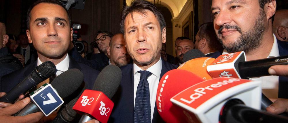 Schulden machen. Der stellvertretende Ministerpräsident und Arbeits- und Industrieminister Luigi Di Maio, der italienische Premierminister Giuseppe Conte und der stellvertretende italienische Ministerpräsident und Innenminister Matteo Salvini feiern die Haushaltspläne.