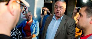 Wusste er vom Betrug? Johan Timmermans, Vorsitzender des Fußballvereins FC Mechelen, spricht zu Fans.