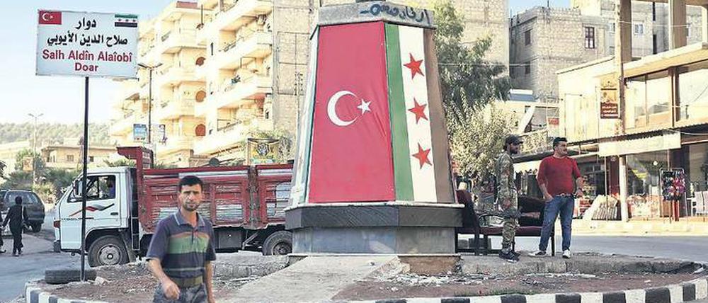 Flagge zeigen. Wie hier in Afrin ist die Türkei in vielen Orten in Nordsyrien präsent.