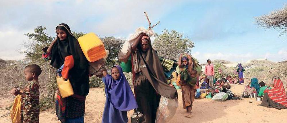 Somalis retten sich vor Kämpfen. Flüchtlinge in aller Welt leiden oft unter Nahrungsmangel. Foto: Feisal Omar/Reuters