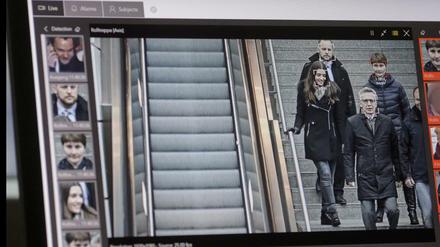 Automatische Gesichtserkennung-Software analysiert Passanten auf dem Bahnhof Südkreuz, darunter Thomas de Maizière.