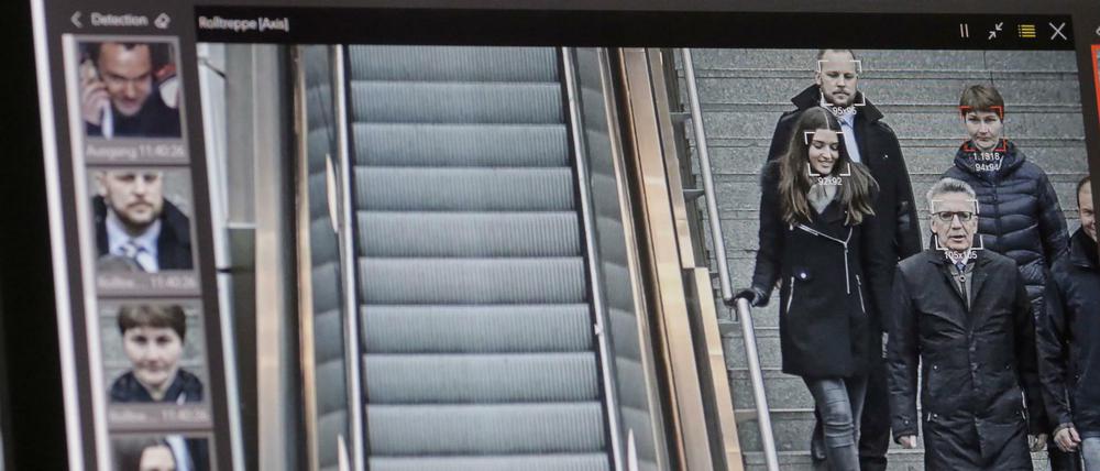 Automatische Gesichtserkennung-Software analysiert Passanten auf dem Bahnhof Südkreuz, darunter Thomas de Maizière.