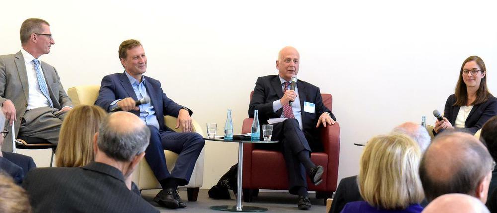 Allan Reich (M.) moderierte das Gespräch mit Malte Lehming (l.), Mathias Müller von Blumencron (2.v.l.) und Anna Sauerbrey (r.).