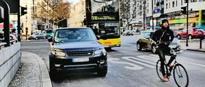 Berlin Charlottenburg; Falschparker . SUV parkt auf Kurfürstendamm sowohl auf Busspur als auch in Haltestelle Falschparker
