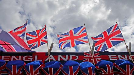 Britische Fahnen wehen über einem Souvenirstand in London.