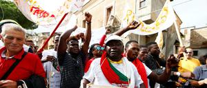 Einwanderer demonstrieren gegen die Festnahme des Bürgermeisters von Riace.