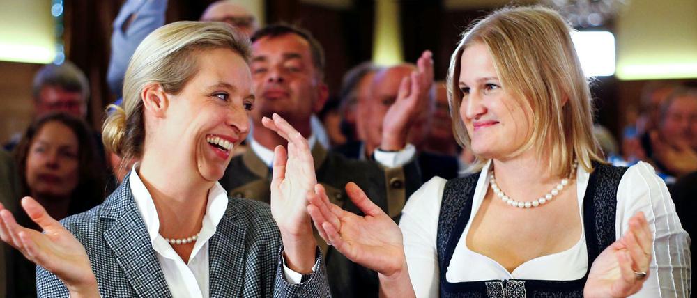AfD-Parteichefin Alice Weidel (l) and Bayern-Kandidatin Katrin Ebner-Steiner (r).