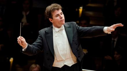 Jakob Hrůša, hier als Gast am Pult der Berliner Philharmoniker, ist Chefdirigent der Bamberger Symphoniker. 