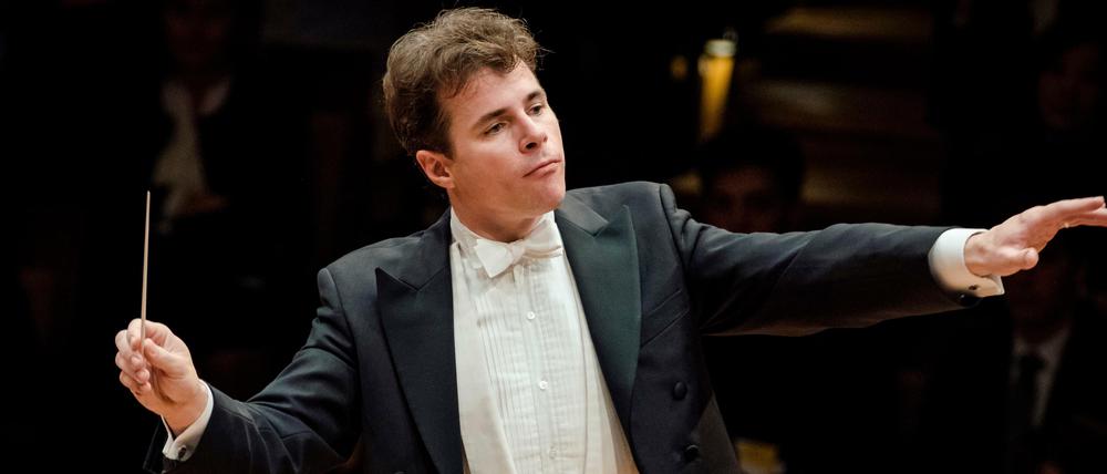 Jakob Hrůša, hier als Gast am Pult der Berliner Philharmoniker, ist Chefdirigent der Bamberger Symphoniker. 