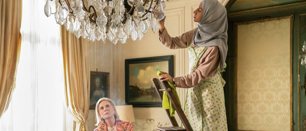 Die Verwandte der Zarenfamilie (Marthe Keller, links) schätzt es anfangs gar nicht, dass ihr Neffe eine muslimische Haushaltshilfe (Inès Melab) hat.