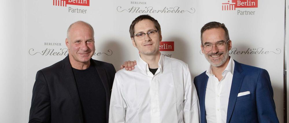 Daniel Achilles (Mitte) wurde zum Berliner Meisterkoch 2018 gekürt. Foto: Berlin Partner/Peter-Paul Weiler