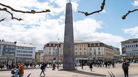 Der Obelisk der Documenta 14, hier auf dem Kasseler Königsplatz, bleibt in der Stadt. Er wird an neuem Ort aufgestellt werden.