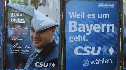 Der bayerische Ministerpräsident Markus Söder (CSU) auf einem zerstörten Wahlplakat in München. 