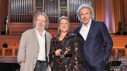 Der Musiker Benny Andersson (l), die Sopranistin Diana Damrau und der Moderator Thomas Gottschalk begleiten den Abend.
