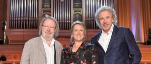 Der Musiker Benny Andersson (l), die Sopranistin Diana Damrau und der Moderator Thomas Gottschalk begleiten den Abend.