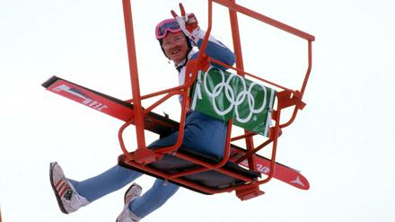 Damals ging viel. Michael Edwards (Großbritannien) alias "Eddie the eagle" grüßt mit dem Peace-Zeichen aus einem Sessellift bei den Winterspielen 1988 in - Calgary.