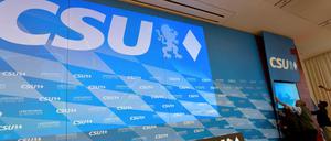 Arbeiter bauen den Hintergrund für die CSU-Wahlveranstaltung in München auf. 