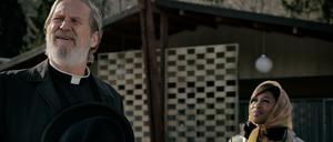 Der ominöse Father Flynn (Jeff Bridges) und die Soulsängerin Darlene Sweet (Cynthia Erivo) gehen eine unheilige Allianz ein.