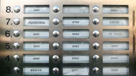 In Zukunft könnten nur noch Nummern an den Wohnungsschildern prangen - wie hier bei einem Haus mit vielen Ferienwohnungen.