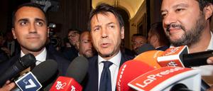Schulden machen. Der stellvertretende Ministerpräsident und Arbeits- und Industrieminister Luigi Di Maio (von links), der italienische Premierminister Giuseppe Conte und der stellvertretende italienische Ministerpräsident und Innenminister Matteo Salvini feiern die Haushaltspläne.