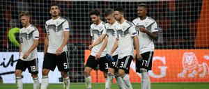 Die Spieler schlichen nach der Niederlage gegen Holland vom Platz.