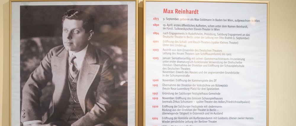 Gedenktafel für Max Reinhardt im Foyer des Deutschen Theaters