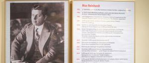 Gedenktafel für Max Reinhardt im Foyer des Deutschen Theaters